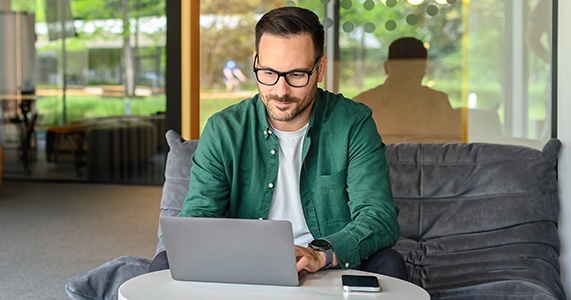 employee taking feedback survey on laptop